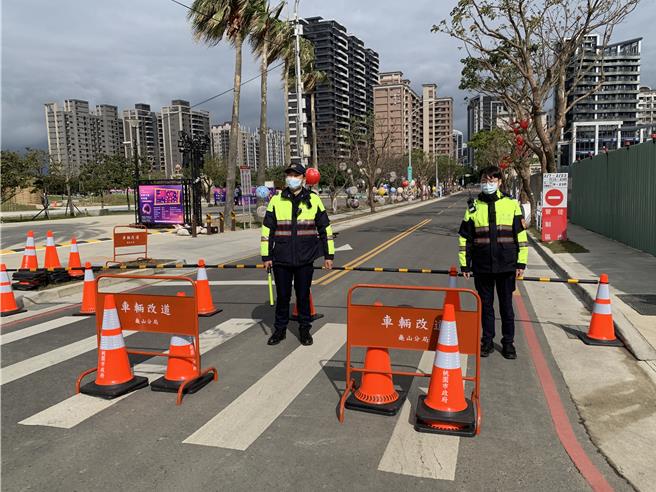 2025台灣燈會在桃園，試營運期間遇到寒流來襲，民眾不畏橙色低溫警報前往賞燈。(翻攝照片／蔡依珍桃園傳真)