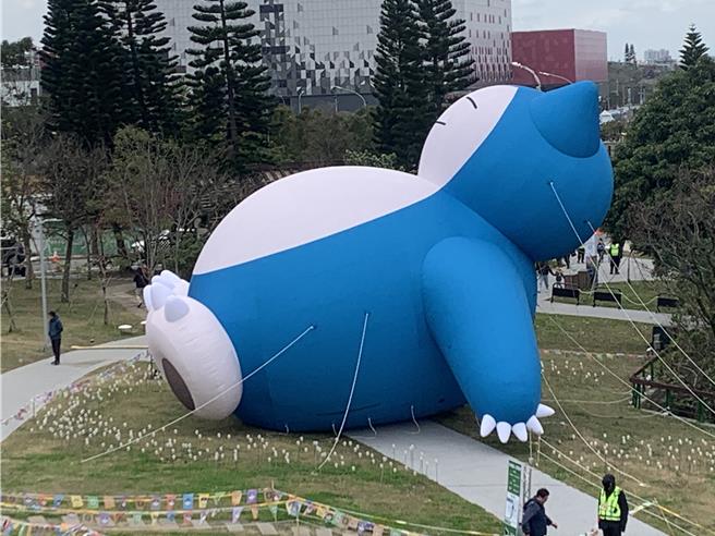 2025台灣燈會在桃園，試營運期間遇到寒流來襲，民眾不畏橙色低溫警報前往賞燈。(翻攝照片／蔡依珍桃園傳真)