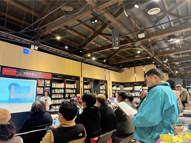 《津渔远扬》签书会9日举行，特地选在与高雄港有地缘关系的高雄驳二诚品书店办理，吸引不少粉丝前往。（纪爰摄）