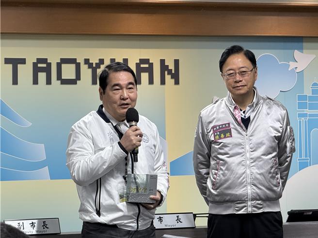 桃園市長張善政本周主持市政會議，接受水務局呈獻榮獲「2024總統盃黑客松競賽」卓越團隊獎。(蔡依珍攝)