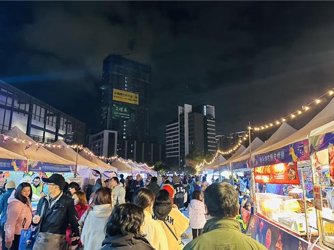 2025台湾灯会在桃园，9日为试营运期间碰上的首假日，桃园捷运公司统计整体运量吸引了近30万人次进出站。桃园市政府新闻处表示，若对照灯会试营运前一个周末，运量则是增加了近6.8万人次。（廖姮玥摄）