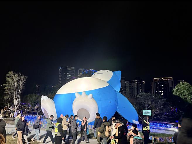 2025台湾灯会在桃园，9日为试营运期间碰上的首假日，桃园捷运公司统计整体运量吸引了近30万人次进出站。桃园市政府新闻处表示，若对照灯会试营运前一个周末，运量则是增加了近6.8万人次。（廖姮玥摄）