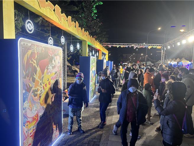 2025台湾灯会在桃园，9日为试营运期间碰上的首假日，桃园捷运公司统计整体运量吸引了近30万人次进出站。桃园市政府新闻处表示，若对照灯会试营运前一个周末，运量则是增加了近6.8万人次。（廖姮玥摄）