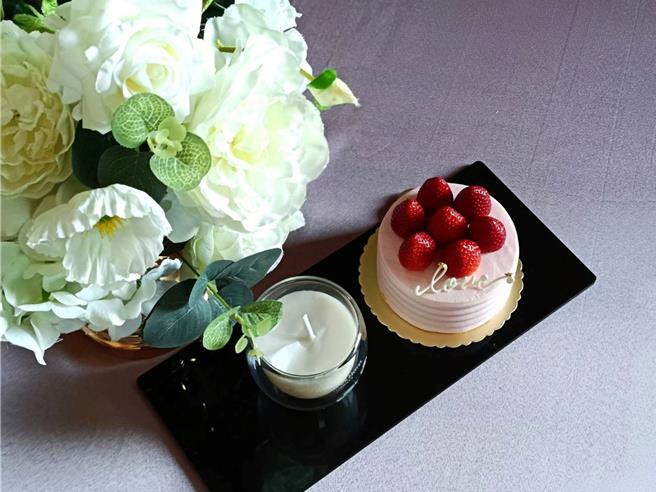 玫瑰烘焙坊推出情人节蛋糕恋人絮语搭配香氛蜡烛，打造味蕾与嗅觉双重体验。（图／裕元花园酒店）