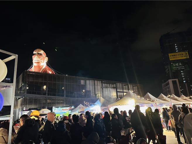 台湾灯会在桃园，9日试营运期间于「城市聚光灯」展区内的亚洲硅谷物联网（IOT）展厅建筑上方惊见高9米、宽10米进击的巨人超人气IP，民眾兴奋自拍打卡。（廖姮玥摄）