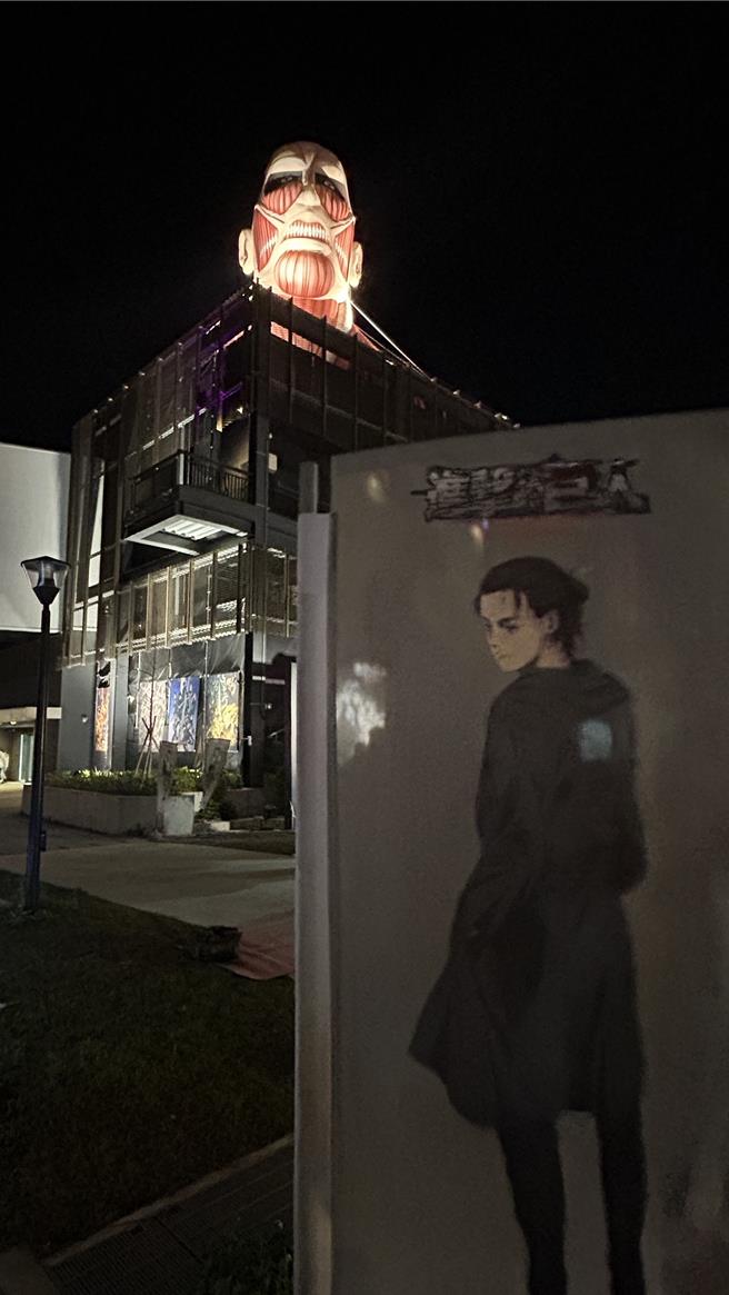 台湾灯会在桃园，9日试营运期间于「城市聚光灯」展区内的亚洲硅谷物联网（IOT）展厅建筑上方惊见高9米、宽10米进击的巨人超人气IP，民眾兴奋自拍打卡。（廖姮玥摄）