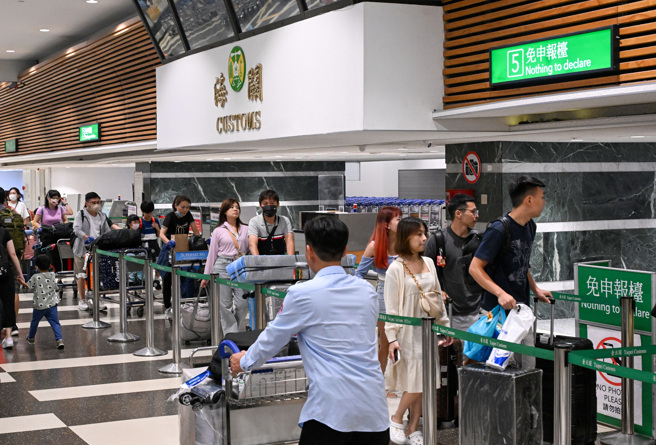 针对国外邮寄自用的电信设备收取750元核准审查费，NCC表示民眾自行携带回国5部以下免收费。（示意图／资料照）