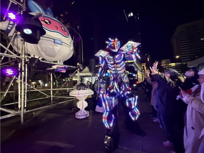 桃園區燈組與祥儀機器人夢工廠攜手合作，呈現在地特色，點燈儀式請來機器人助陣超吸睛。(蔡依珍攝)