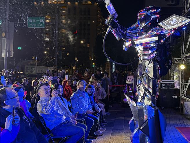 副市長蘇俊賓也忍不住拿著相機猛拍。(蔡依珍攝)