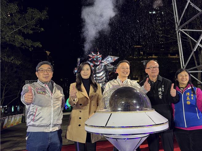 桃園區公所在藝文特區綠園道展出「Taoyuan Surprise」9日晚正式點燈開展。(蔡依珍攝)