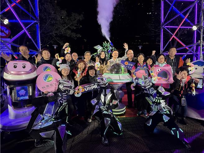 桃園區公所在藝文特區綠園道展出「Taoyuan Surprise」9日晚正式點燈開展。(蔡依珍攝)