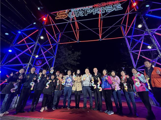 桃園區公所在藝文特區綠園道展出「Taoyuan Surprise」9日晚正式點燈開展。(蔡依珍攝)