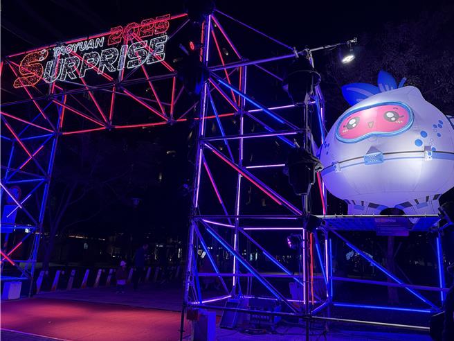 主燈以桃園舊名「桃仔園」為靈感，設計Q萌桃子燈「智桃桃」，展現科技智慧的形象。(蔡依珍攝)