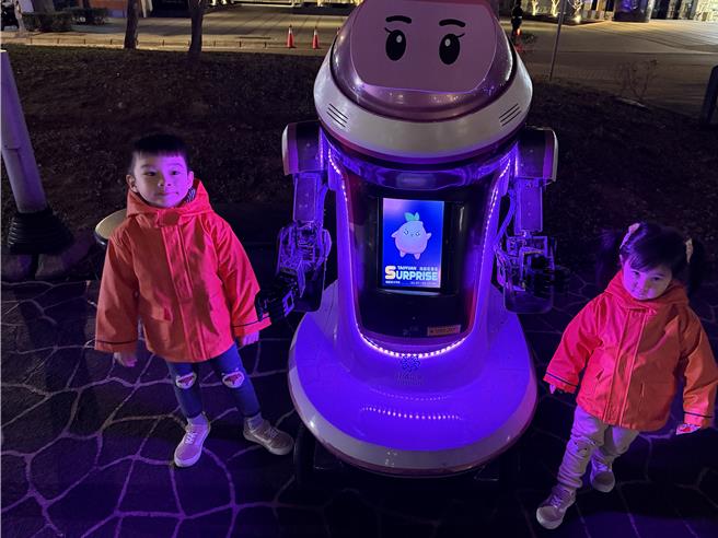 桃園區燈組與祥儀機器人夢工廠攜手合作，呈現在地特色，點燈儀式請來機器人助陣和遊客玩猜燈謎送小禮。(蔡依珍攝)