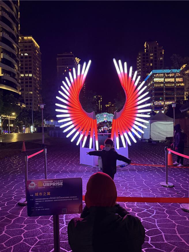 網美最愛的天使翅膀「城市之翼」會變換不同光影。(蔡依珍攝)