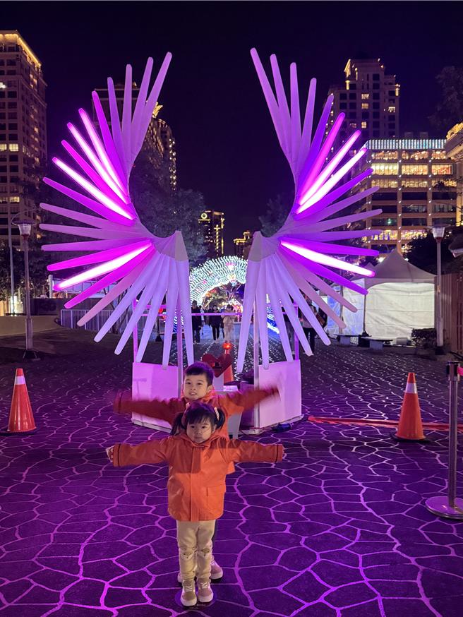 網美最愛的天使翅膀「城市之翼」會變換不同光影。(蔡依珍攝)