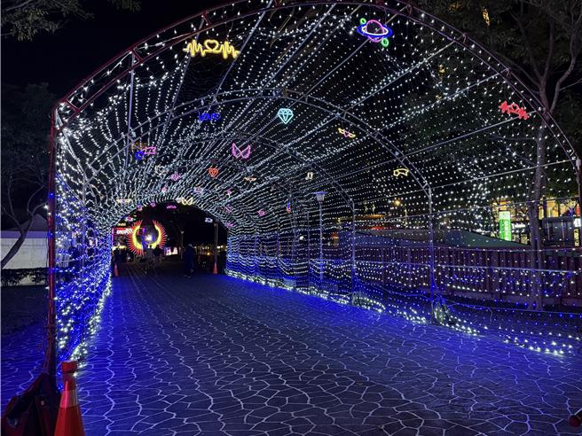 「光影戀曲廊道」以圓拱造型打造20米浪漫燈廊，結合愛心、星球等燈飾及絢麗LED燈串，成為情侶與家庭的拍照熱點。(蔡依珍攝)