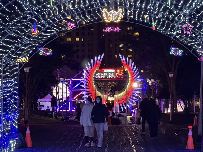 「光影戀曲廊道」以圓拱造型打造20米浪漫燈廊，結合愛心、星球等燈飾及絢麗LED燈串，成為情侶與家庭的拍照熱點。(蔡依珍攝)