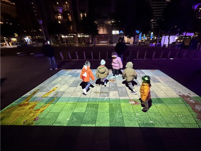 小孩玩到欲罷不能的互動投影「桃光繪影」。(蔡依珍攝)