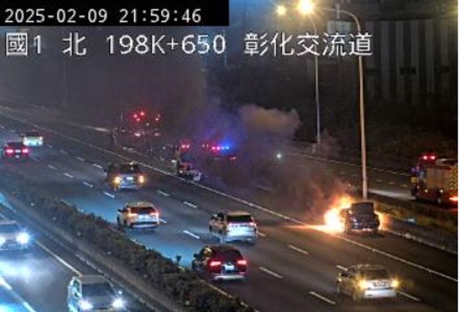 国道一号南下彰化交流道旁，一辆轿车疑似故障突然起火。（翻摄国道1968监视器）