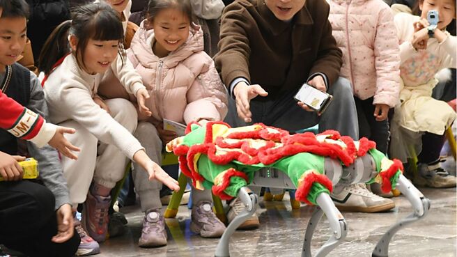 大陆各地方年后的首场会议，科技成为关键字，包括广东、江苏、湖北等科技实力较强的省份都提出相关部署规划，预料今年地方大省仍是「稳经济」主力。图／新华社