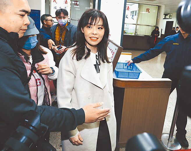 遭停职的新竹市长高虹安（右）被控立委任内诈领公款，一审判刑7年4月，二审1月2日裁定停止审理声请释宪后，宪法法庭7日一致决裁定不受理。（本报资料照片）