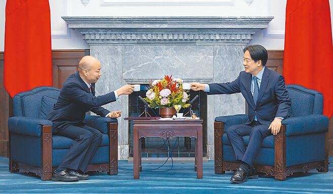 賴清德總統（右）10日邀請五院院長共商國事，藍委憂立法院長韓國瑜（左）赴府有如鴻門宴。（總統府提供）