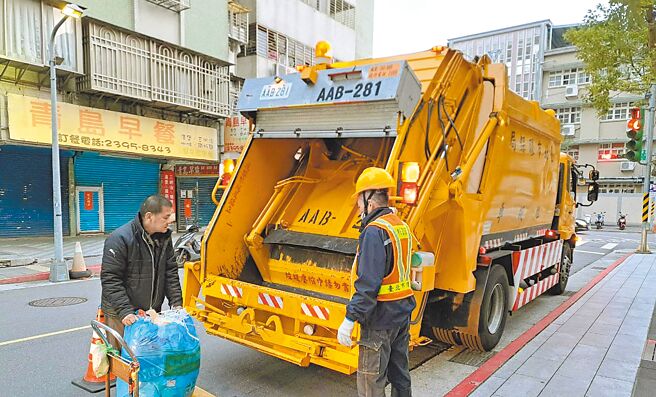 国民党台北市议员游淑慧揭露，因为捐赠者大多数不愿将自己的姓名写在垃圾车等清洁车辆上，即使捐赠救护车的数量已经多到壅塞，民眾也无捐赠清洁车的意愿。（台北市议员游淑慧提供／丁上程台北传真）