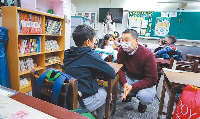 基隆市成功國小某班學生1月8日於返家後，陸續有學生出現嘔吐、腹瀉等症狀並就醫。市衛生局檢驗近日出爐，顯示並非廚房造成。圖為市長謝國樑關心成功國小學生狀況。（摘自謝國樑臉書／徐佑昇基隆傳真）