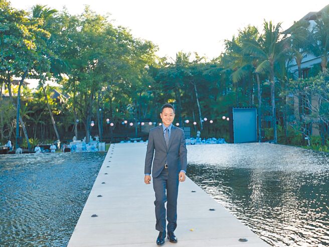 新北地检署检察官何克凡任职13年，在任期间经验丰富，要辞职改披白袍的消息一出让同事直呼可惜，但他认为，律师只是用不同的角度实现正义。（何克凡提供／柯毓庭新北传真）