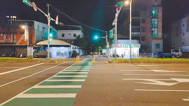 桃园市养护工程处利用路段黄光、路口白光的双色温配置，让驾驶人注意路口变化。（本报资料照片）