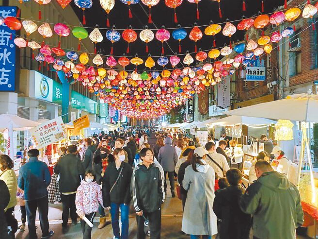 雲林縣斗六市公所7日起一連3天舉行斗六燈海節，7日晚間低溫13度仍湧入1萬6000多人。（周麗蘭攝）