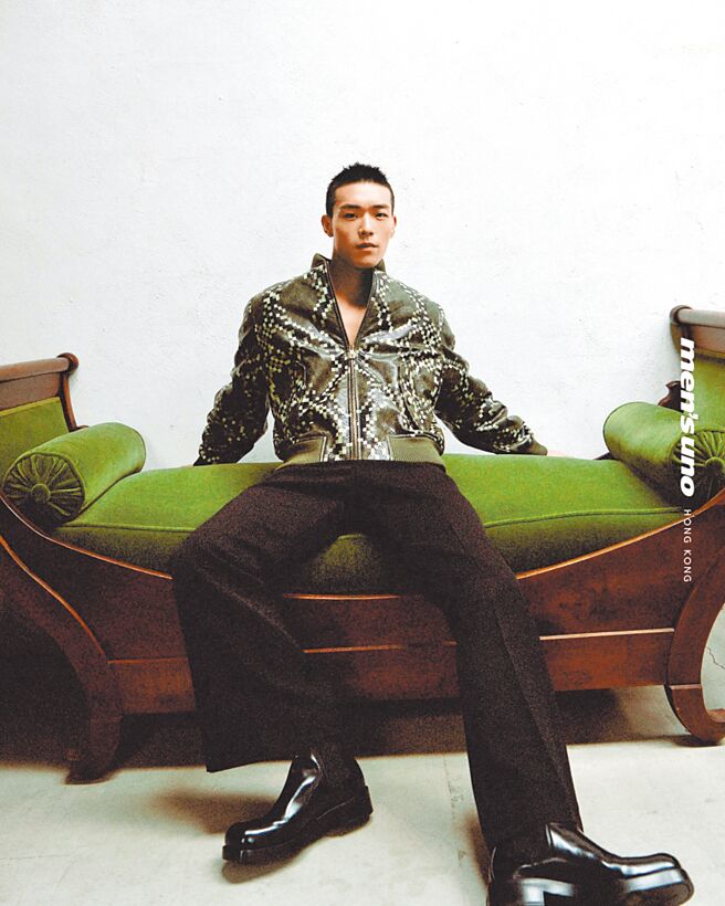牧森於復古家具店拍攝雜誌照片。（men's uno hk提供）