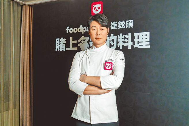 韩国知名主厨崔铉硕在《黑白大厨》展现精湛厨艺，他接受本报专访，畅聊自己暴红的心路歷程。（罗永铭摄）