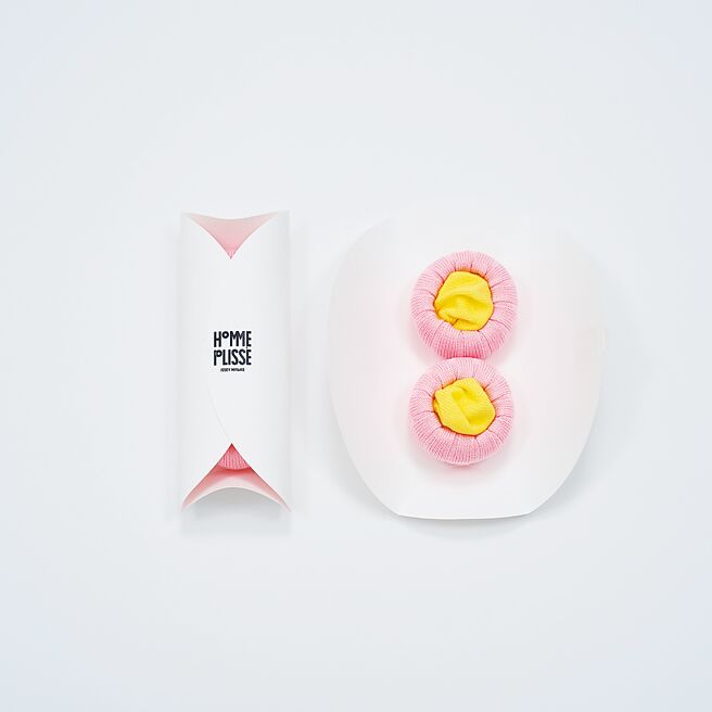 以日式和菓子為靈感推出甜蜜限定的情人節彩襪系列。（業者提供）