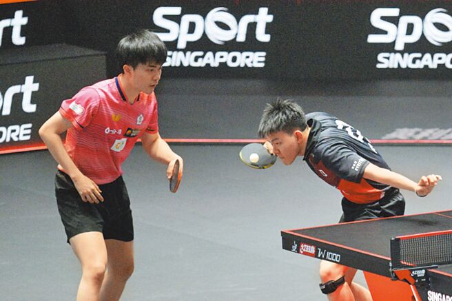 中华队全新男双组合高承睿（右）、林昀儒在WTT新加坡大满贯赛拿下亚军。（新华社）