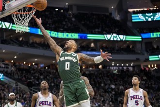 NBA》字母哥续缺阵 利拉德轰43分粉碎三巨头到齐七六人