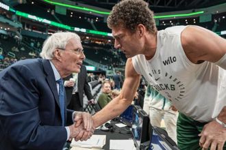 NBA》91歲超級大學長宣布退休 公鹿、七六人球員賽後歡送