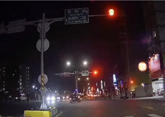 員警處理交通事故 慘遭機車騎士衝撞小腿骨折