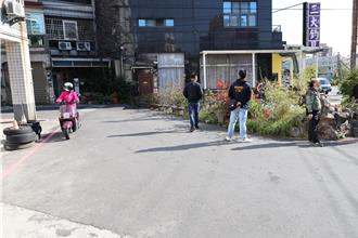 頭份路口畸零地阻路多年！居民出入受阻 縣長出手了