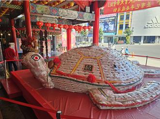 摸龜頭、全民起大樓！2萬2000斤白米堆成山 信眾摸龜求平安