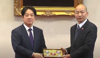 賴清德今再送韓國瑜「紅花響杯五入禮盒」 意涵曝光