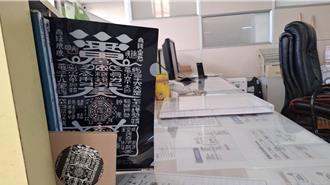 被当警消医疗职场挡灾法器　普济殿灯会「黑令旗文书夹」年后爆红