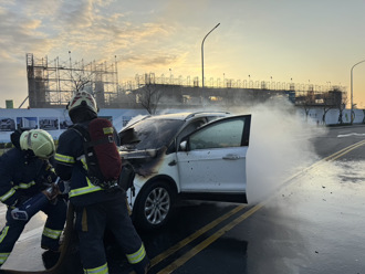 休旅車行駛一半冒煙起火 車全毀！駕駛驚逃