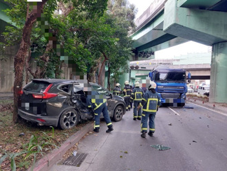 重陽大橋匝道擦撞槽車 休旅車駕駛腹痛未送醫