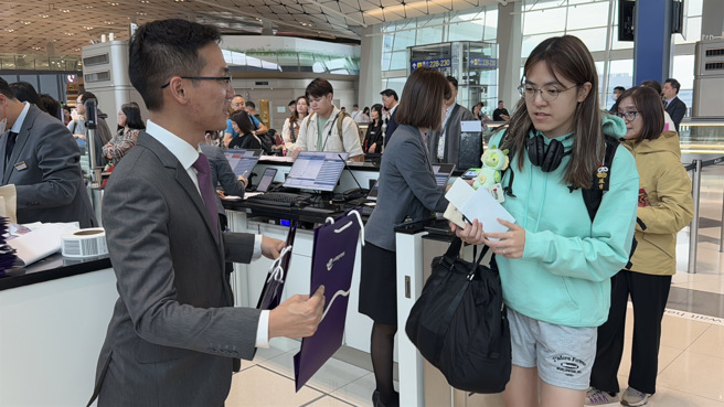 交通部民航局花蓮航空站統計，外籍旅客（含港澳與大陸）佔所有旅客的六成，顯示此航線成功吸引國際旅客造訪花蓮。(花蓮縣政府觀光處提供)