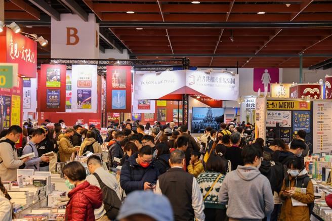 「2025台北國際書展」昨日圓滿落幕，今年共計29國、504家海內外出版社參展，並吸引超過57萬民眾參觀。其中，為讓國人認識國防，特別規劃「國防軍事」專區，展出包括以國軍歷史、戰術緊急傷患救護、防疫任務及當前國防安全挑戰等相關書籍，讓國人藉由閱讀，深入了解全民國防的重要性，進一步關注國家安全議題。
（記者謝承宏攝）
