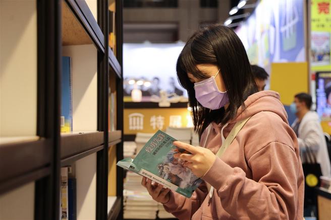 「2025台北國際書展」昨日圓滿落幕，今年共計29國、504家海內外出版社參展，並吸引超過57萬民眾參觀。其中，為讓國人認識國防，特別規劃「國防軍事」專區，展出包括以國軍歷史、戰術緊急傷患救護、防疫任務及當前國防安全挑戰等相關書籍，讓國人藉由閱讀，深入了解全民國防的重要性，進一步關注國家安全議題。
（記者謝承宏攝）