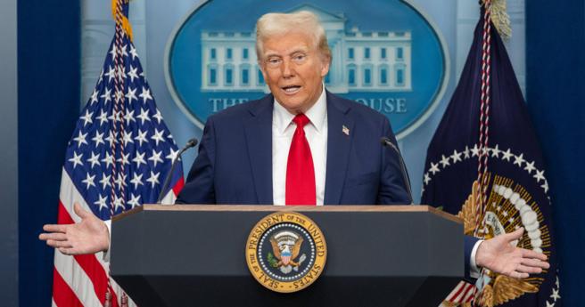 美国总统川普9日在空军1号上表示，将于美东时间10日，宣布对所有进口钢、铝课徵25％关税。（图／新华社）