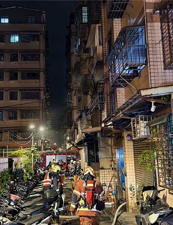 新北市土城区延和路一处公寓凌晨传出火警 。（赵双杰摄）